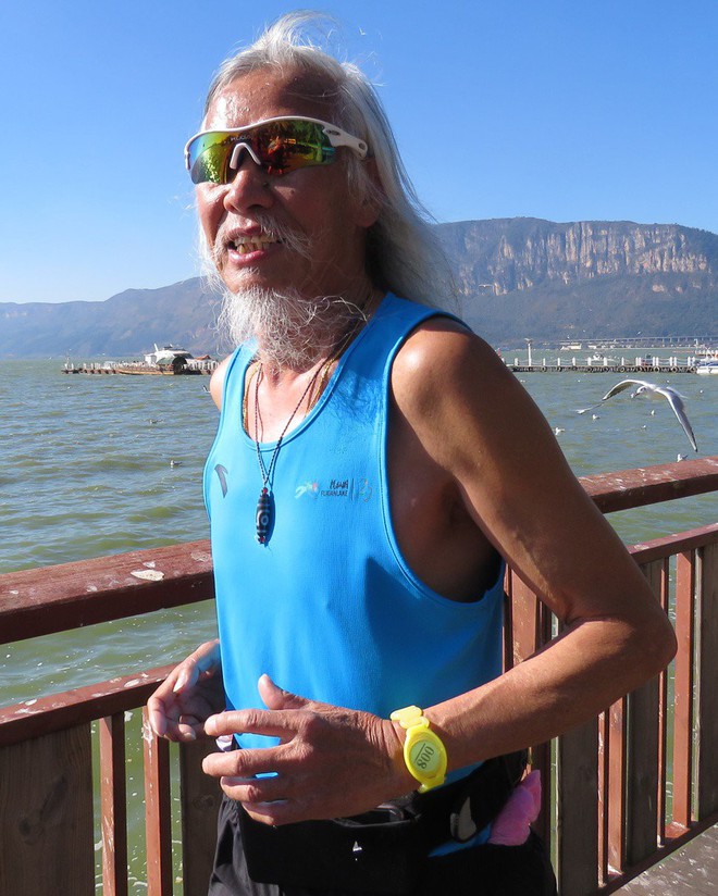 Bí quyết sống đơn giản của cụ ông chinh phục Everest ở tuổi 70, có thể đạp xe 1700km hay chạy marathon 4 tiếng liên tục - Ảnh 1.