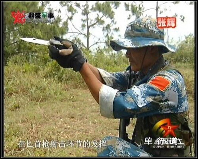 Xem đặc nhiệm Trung Quốc phô diễn vũ khí cây nhà lá vườn: súng tự bẻ nòng để bắn cho an toàn - Ảnh 2.
