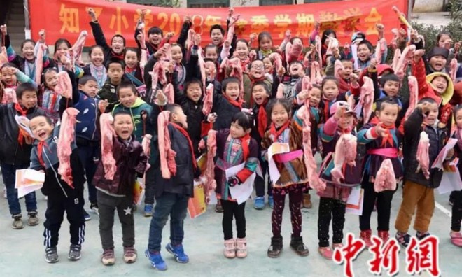 Các trường học Trung Quốc thi nhau tặng thịt lợn, chân giò cho học sinh xuất sắc để ăn Tết Kỷ Hợi - Ảnh 2.