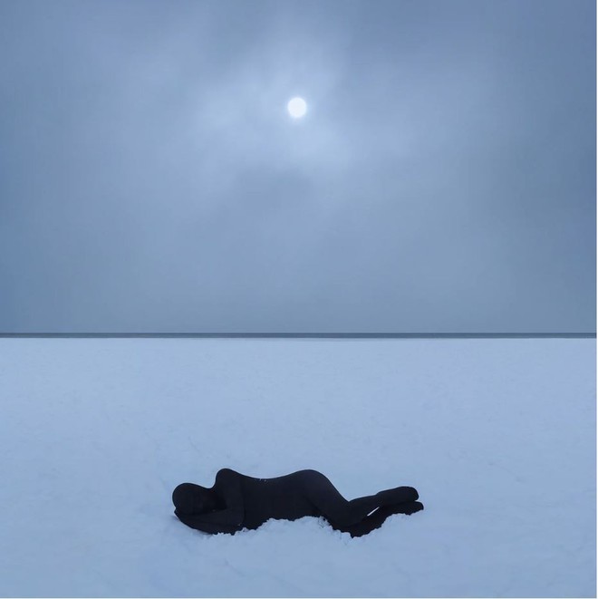 Nhìn cuộc đời qua con mắt của người trầm cảm với bộ ảnh siêu thực từ nghệ sĩ Gabriel Isak - Ảnh 4.