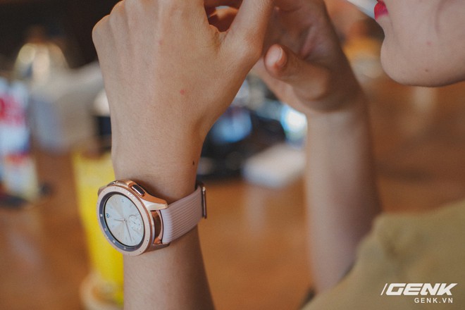 Cận cảnh đồng hồ Samsung Galaxy Watch chính thức tại Việt Nam: kiểu dáng thanh lịch, màu sắc thời trang giá 7 triệu đồng - Ảnh 17.