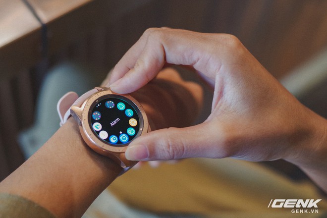 Cận cảnh đồng hồ Samsung Galaxy Watch chính thức tại Việt Nam: kiểu dáng thanh lịch, màu sắc thời trang giá 7 triệu đồng - Ảnh 18.
