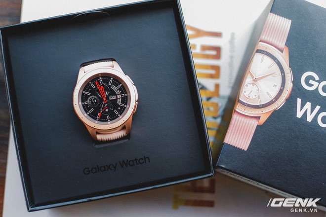 Cận cảnh đồng hồ Samsung Galaxy Watch chính thức tại Việt Nam: kiểu dáng thanh lịch, màu sắc thời trang giá 7 triệu đồng - Ảnh 2.