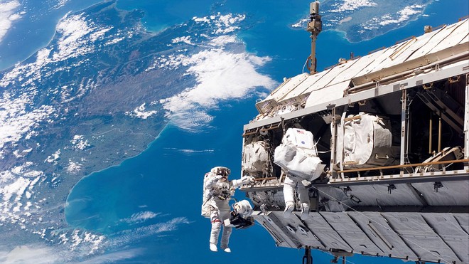 Một phi hành gia đã nhỡ tay bấm gọi 911 từ trạm Vũ trụ Quốc tế ISS - Ảnh 1.