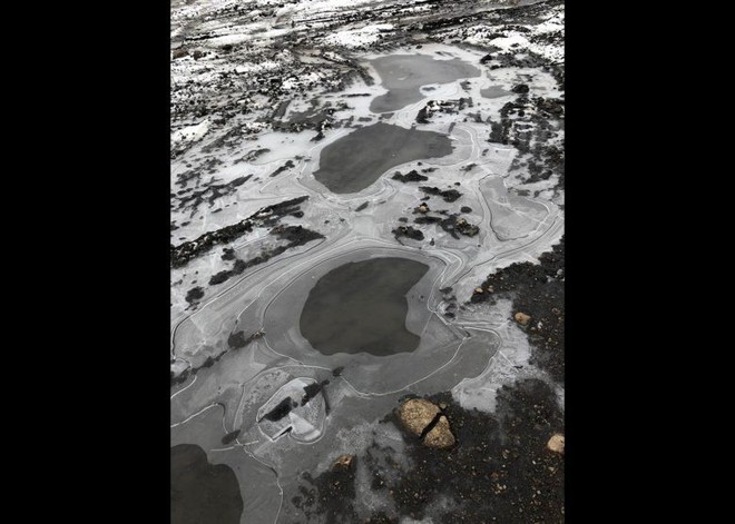 Bức ảnh chụp bằng iPhone khiến Reddit xôn xao: Không biết là vũng nước hay hồ băng nhìn từ trên cao - Ảnh 1.