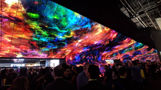 [CES 2019] LG làm bùng nổ triển lãm với màn trình diễn màn hình OLED uốn cong khổng lồ - Ảnh 1.