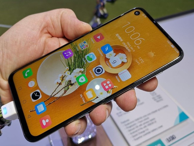 [CES 2019] Xuất hiện thêm một chiếc smartphone màn hình đục lỗ, với viền màn hình khá mỏng - Ảnh 1.