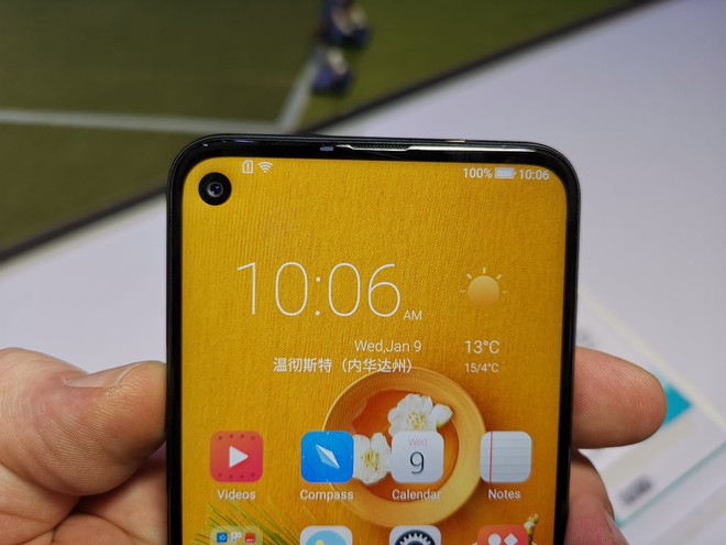 [CES 2019] Xuất hiện thêm một chiếc smartphone màn hình đục lỗ, với viền màn hình khá mỏng - Ảnh 2.