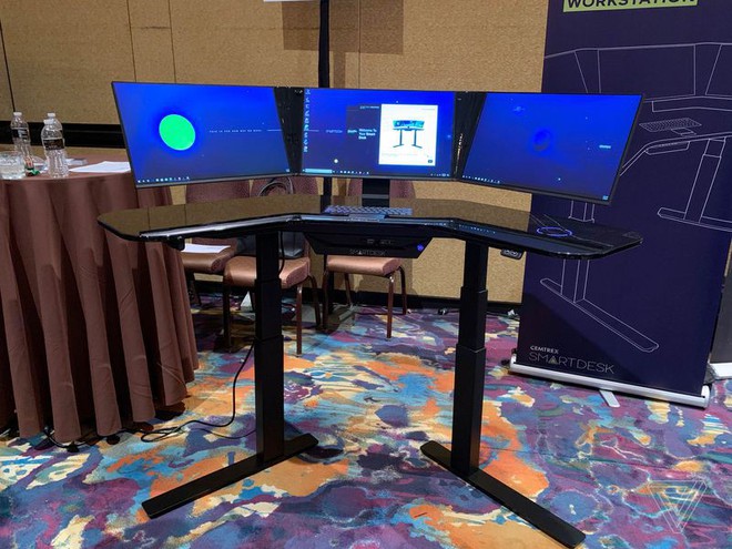 [CES 2019] Chiếc bàn đứng thông minh độc đáo này được tích hợp một PC cùng 3 màn hình cảm ứng - Ảnh 1.
