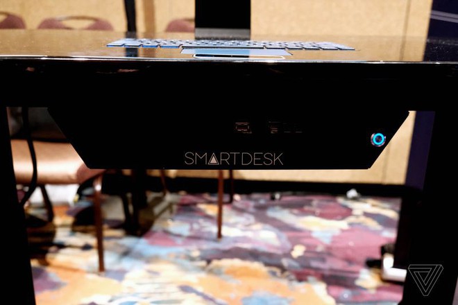 [CES 2019] Chiếc bàn đứng thông minh độc đáo này được tích hợp một PC cùng 3 màn hình cảm ứng - Ảnh 4.
