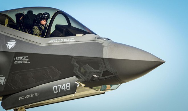 Chiếc mũ bay gần 10 tỷ đồng của phi công F-35 Mỹ - Ảnh 1.