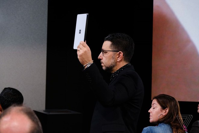 Microsoft công bố Surface Neo - thiết bị màn hình kép gập ra gập vào đều được, còn chưa hoàn thiện, dự kiến bán ra vào cuối năm sau - Ảnh 6.