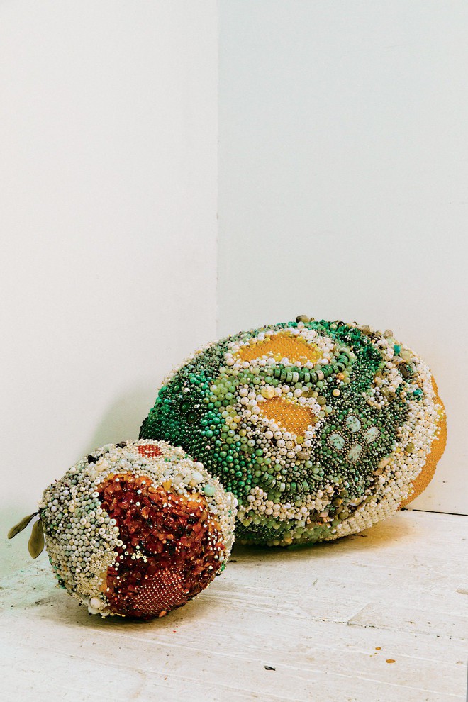 Nghệ sĩ Kathleen Ryan chứng minh cho ta thấy hoa quả thối cũng có vẻ đẹp riêng - Ảnh 2.