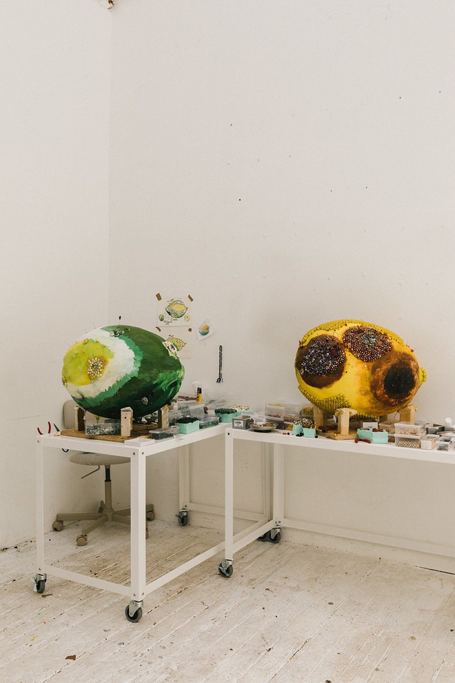 Nghệ sĩ Kathleen Ryan chứng minh cho ta thấy hoa quả thối cũng có vẻ đẹp riêng - Ảnh 3.