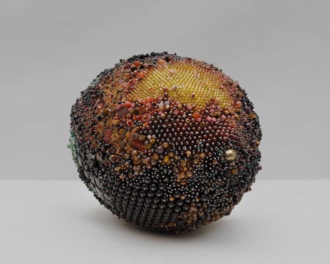 Nghệ sĩ Kathleen Ryan chứng minh cho ta thấy hoa quả thối cũng có vẻ đẹp riêng - Ảnh 10.