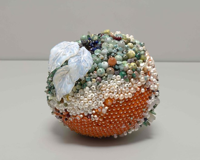 Nghệ sĩ Kathleen Ryan chứng minh cho ta thấy hoa quả thối cũng có vẻ đẹp riêng - Ảnh 20.