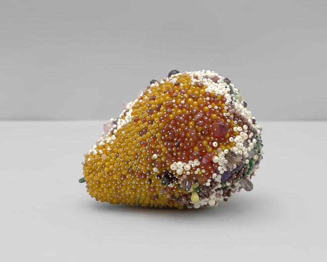 Nghệ sĩ Kathleen Ryan chứng minh cho ta thấy hoa quả thối cũng có vẻ đẹp riêng - Ảnh 21.