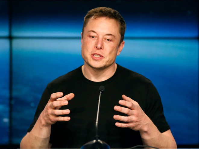 Tỷ phú Elon Musk thường xuyên đập bỏ smartphone và thay mới, vì lo sợ vấn đề bảo mật - Ảnh 1.