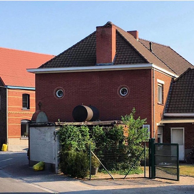Những toà nhà ở Bỉ xấu nhưng ai cũng phải liếc nhìn - Ảnh 3.