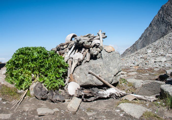 Bí ẩn chưa có lời giải về hồ nước chứa đầy xương người trên dãy Himalayas - Ảnh 4.