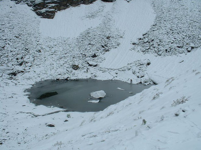 Bí ẩn chưa có lời giải về hồ nước chứa đầy xương người trên dãy Himalayas - Ảnh 12.