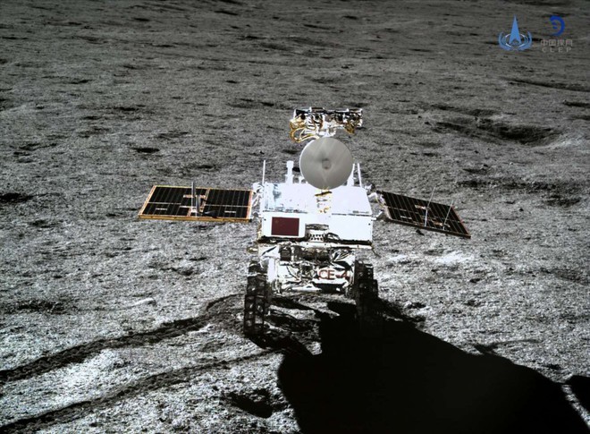 Vật chất kỳ lạ xe tự hành của Trung Quốc phát hiện trên Mặt Trăng có thể là thủy tinh - Ảnh 3.
