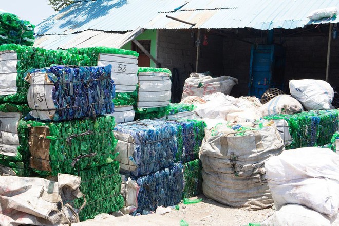 Dự án biến nhựa thành đơn vị tiền tệ, vừa giải quyết được vấn nạn rác lại tạo ra nguồn sống cho vô số người nghèo - Ảnh 1.