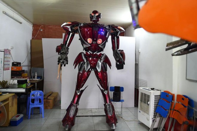 Việt Nam chế tạo thành công robot theo phong cách Transformers: Được làm hoàn toàn từ phế liệu xe máy, có thể nói tiếng Việt hẳn hoi - Ảnh 1.
