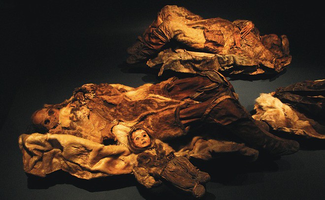 Phát hiện xác ướp em bé 6 tháng tuổi còn nguyên vẹn sau hơn 500 năm bị đóng băng - Ảnh 1.