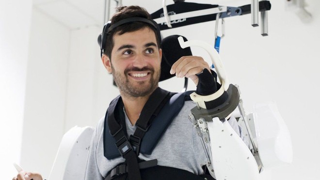Nhờ bộ ngoại xương - exoskeleton điều khiển bằng sóng não, người đàn ông liệt từ vai xuống đã có thể đi lại được - Ảnh 2.