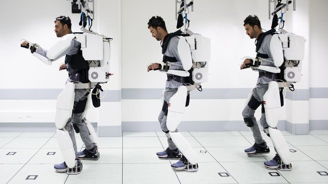Nhờ bộ ngoại xương - exoskeleton điều khiển bằng sóng não, người đàn ông liệt từ vai xuống đã có thể đi lại được - Ảnh 1.