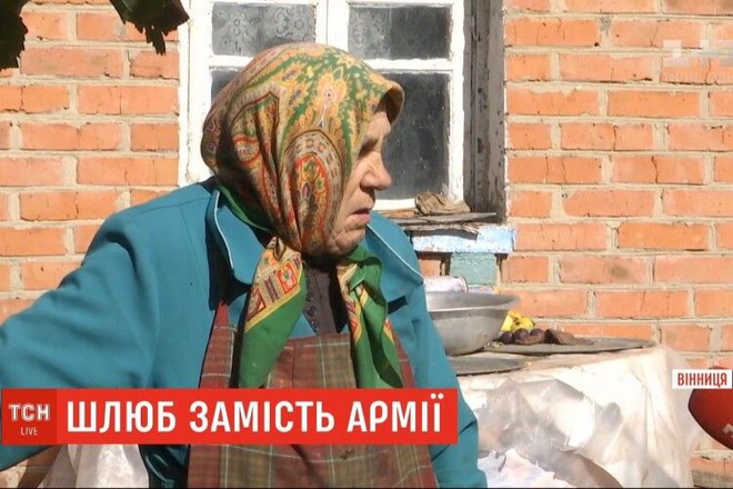 Ukraine: trai 24 kết hôn với bà cụ khuyết tật 81 tuổi nên được miễn nghĩa vụ quân sự - Ảnh 1.