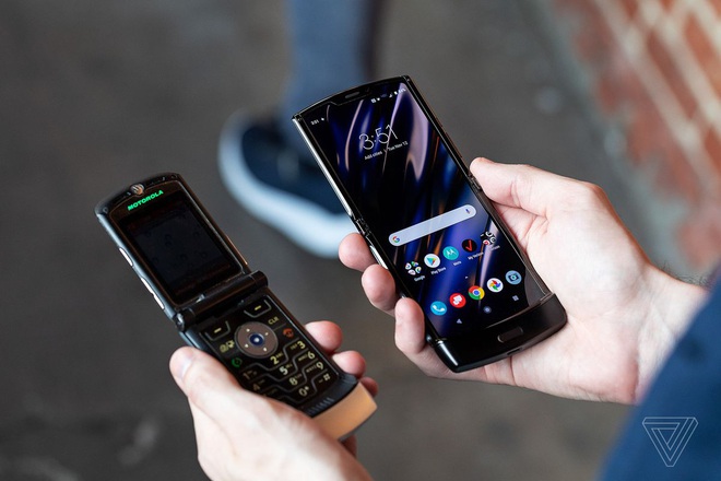 Làm thế nào Motorola Razr mới không hề có nếp gấp khi gập xuống như các smartphone màn hình gập khác? - Ảnh 1.