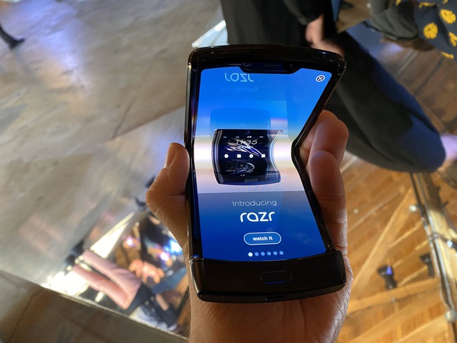 Làm thế nào Motorola Razr mới không hề có nếp gấp khi gập xuống như các smartphone màn hình gập khác? - Ảnh 6.