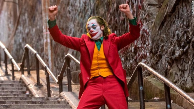 Fan may mắn nhất năm: Được trực tiếp xem cảnh Joker nhảy múa điên loạn trên cầu thang trước khi bom tấn này ra rạp - Ảnh 1.