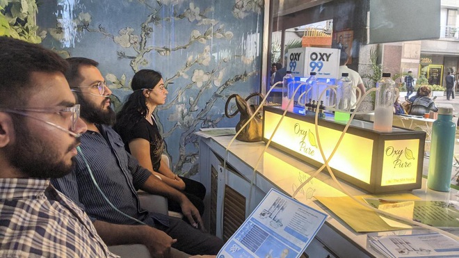 Không khí quá ô nhiễm: Một quán bar ở Ấn Độ bán 15 phút thở oxy với giá 140.000 Đồng - Ảnh 1.
