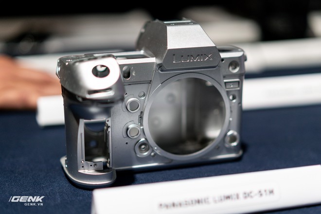 Trên tay máy ảnh không gương lật Full-frame Panasonic Lumix S1H: Siêu lớn, siêu nặng, cấu hình cao - Ảnh 3.