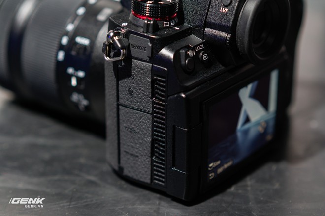 Trên tay máy ảnh không gương lật Full-frame Panasonic Lumix S1H: Siêu lớn, siêu nặng, cấu hình cao - Ảnh 8.