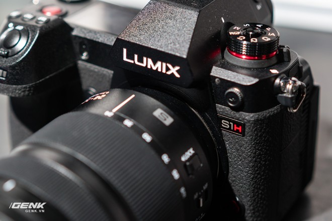 Trên tay máy ảnh không gương lật Full-frame Panasonic Lumix S1H: Siêu lớn, siêu nặng, cấu hình cao - Ảnh 2.