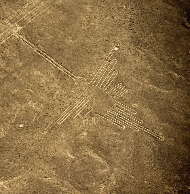Dùng vệ tinh chụp từ trên cao, phát hiện một loạt hình vẽ siêu to khổng lồ đầy bí ẩn nằm ngay giữa sa mạc ở Peru - Ảnh 2.