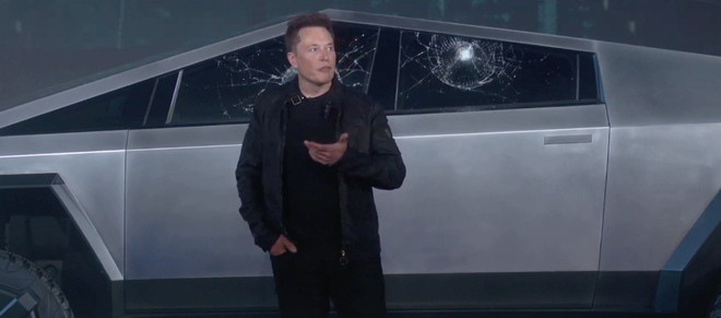 Thử độ cứng cửa kính Armor Glass của xe Cybertruck, Tesla gặp sự cố xấu hổ ngay trên sân khấu - Ảnh 1.