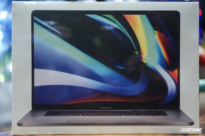 Trên tay MacBook Pro 16: Kích thước gần tương đương Pro 15, viền màn hình mỏng, bàn phím lẫy cắt kéo gõ phê tay hơn - Ảnh 1.