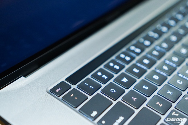 Trên tay MacBook Pro 16: Kích thước gần tương đương Pro 15, viền màn hình mỏng, bàn phím lẫy cắt kéo gõ phê tay hơn - Ảnh 8.