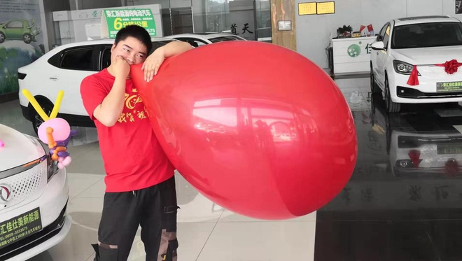 Vua bóng bay Trung Quốc với tuyệt kỹ thổi hơn 10.000 quả bóng mỗi ngày, hình gì cũng làm được - Ảnh 1.