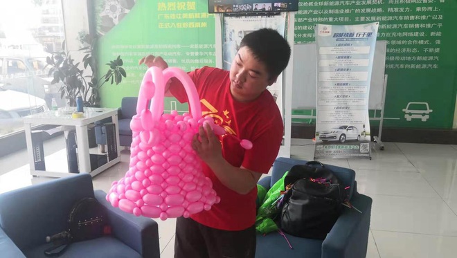 Vua bóng bay Trung Quốc với tuyệt kỹ thổi hơn 10.000 quả bóng mỗi ngày, hình gì cũng làm được - Ảnh 2.