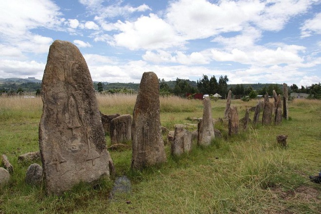 Bãi đá cổ huyền bí ở Châu Phi khiến các nhà khảo cổ học đau đầu vì không giải mã nổi - Ảnh 1.