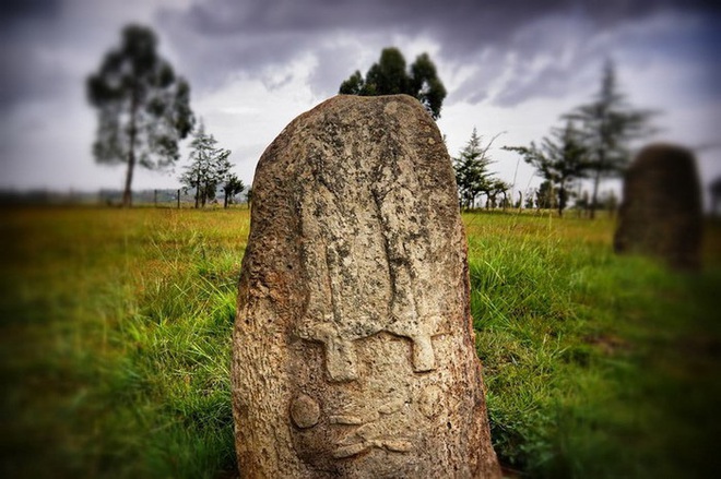 Bãi đá cổ huyền bí ở Châu Phi khiến các nhà khảo cổ học đau đầu vì không giải mã nổi - Ảnh 2.