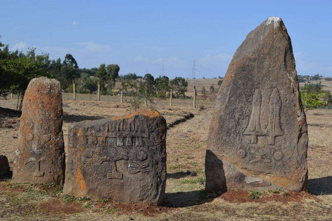 Bãi đá cổ huyền bí ở Châu Phi khiến các nhà khảo cổ học đau đầu vì không giải mã nổi - Ảnh 4.