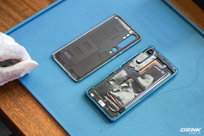 Mổ bụng Xiaomi Mi Note 10: Viên pin chiếm hơn phân nửa diện tích nội thất, cụm camera 108 MP khá to, cảm biến vân tay dưới màn hình rất mỏng - Ảnh 3.