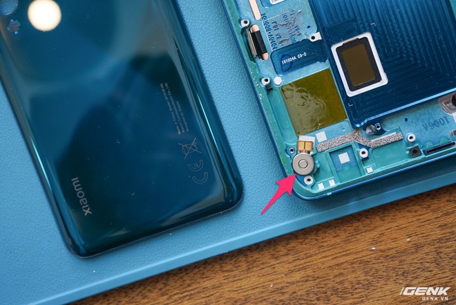 Mổ bụng Xiaomi Mi Note 10: Viên pin chiếm hơn phân nửa diện tích nội thất, cụm camera 108 MP khá to, cảm biến vân tay dưới màn hình rất mỏng - Ảnh 12.